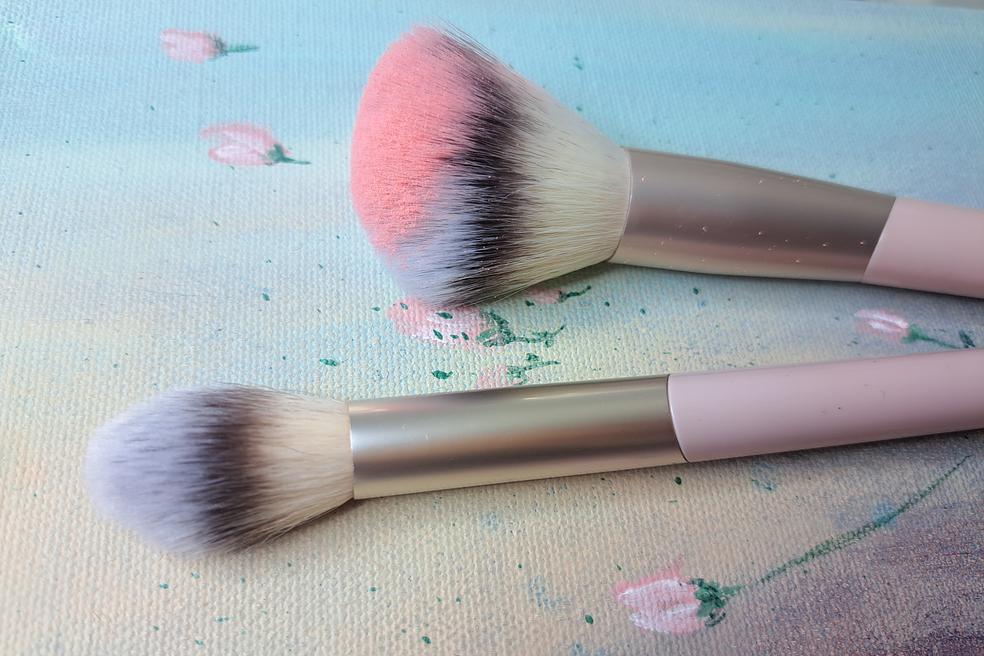 Aikuisen naisen meikkikurssi by Satu Lähde